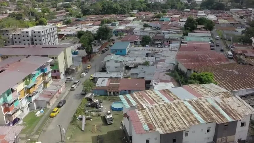 Peligran familias que viven  en casas condenadas