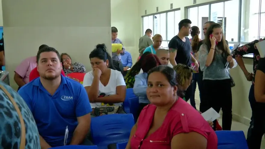 Demora y largas filas para trámites migratorios