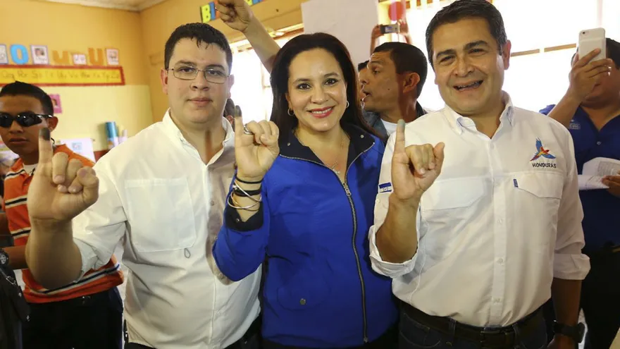 El presidente Juan Orlando Hernández (d) su esposa Ana García de Hernández (c ) y el hijo de ambos Juan Orlando Hernández García (i) después de realizar el sufragio este 12 de marzo de 2017 en la ciudad de Gracias en el occidente de Honduras.