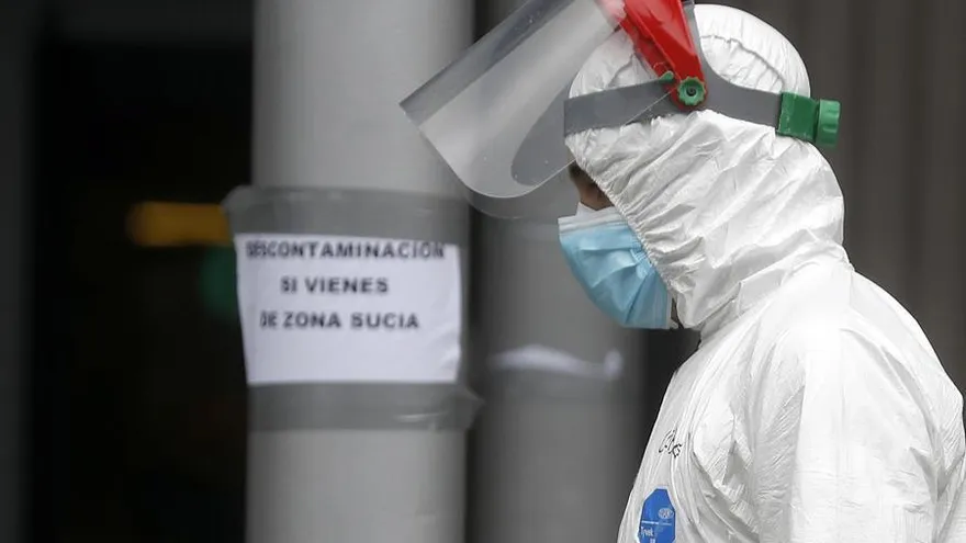 Diario de un médico en plena guerra contra la COVID-19: 'No hay edad para morir'