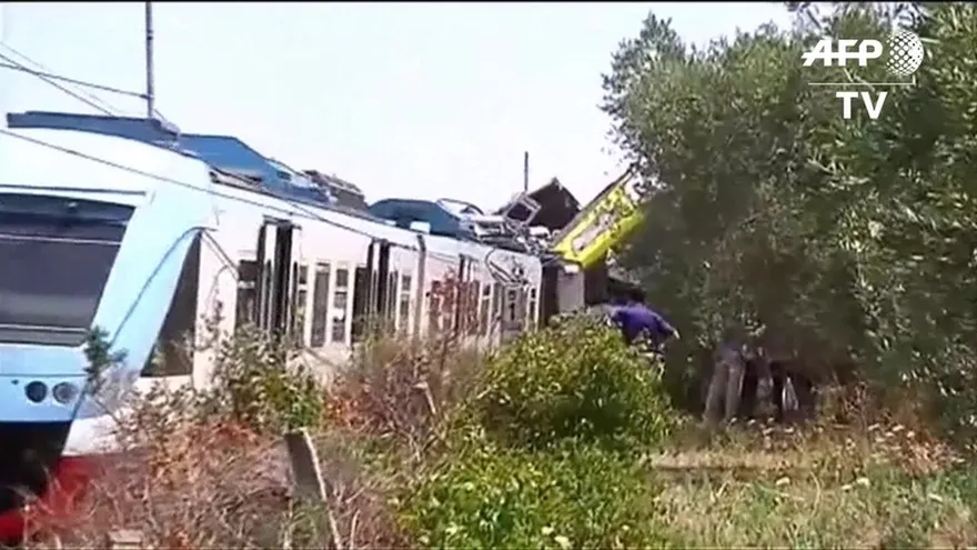 Choque frontal de trenes en Italia deja al menos 20 muertos