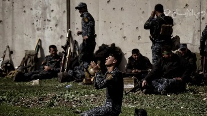 Un miembro de la policía iraquí reza mientras las fuerzas iraquíes chocan con los combatientes del grupo del Estado Islámico en Mosul.