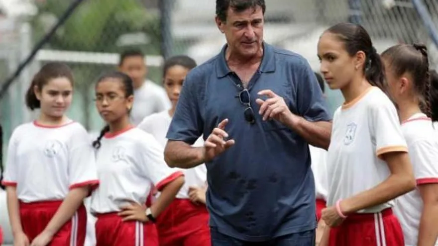 Mario Kempes regala conocimientos a niños en un entrenamiento en Panamá