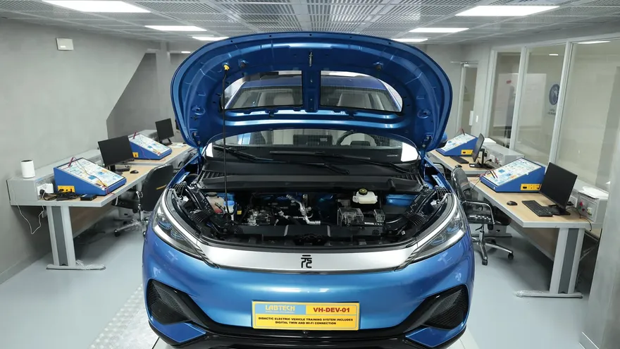 Laboratorio de autos eléctricos en el Inadeh