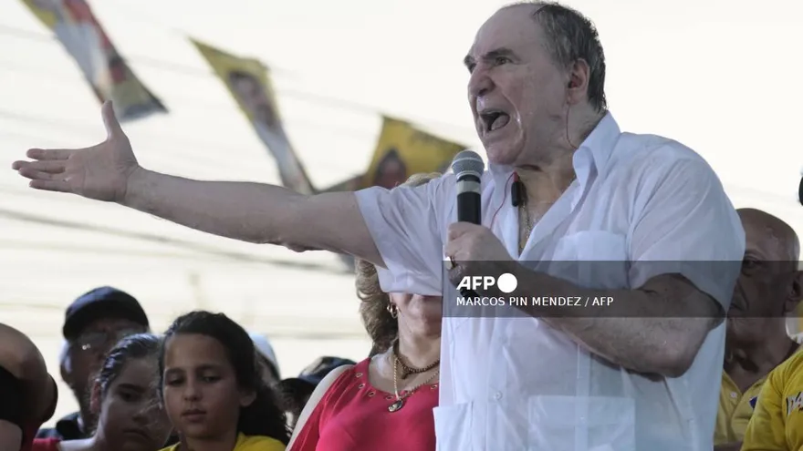 La justicia de Ecuador condenó el miércoles a nueve años y cuatro meses de cárcel al expresidente Abdalá Bucaram y su hijo Jacobo por la venta irregular de pruebas para detectar el covid-19 cuando el país enfrentaba lo peor de la pandemia