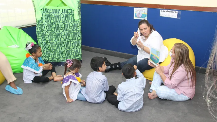 Docente del IPHE brinda clases a niños con discapacidades.