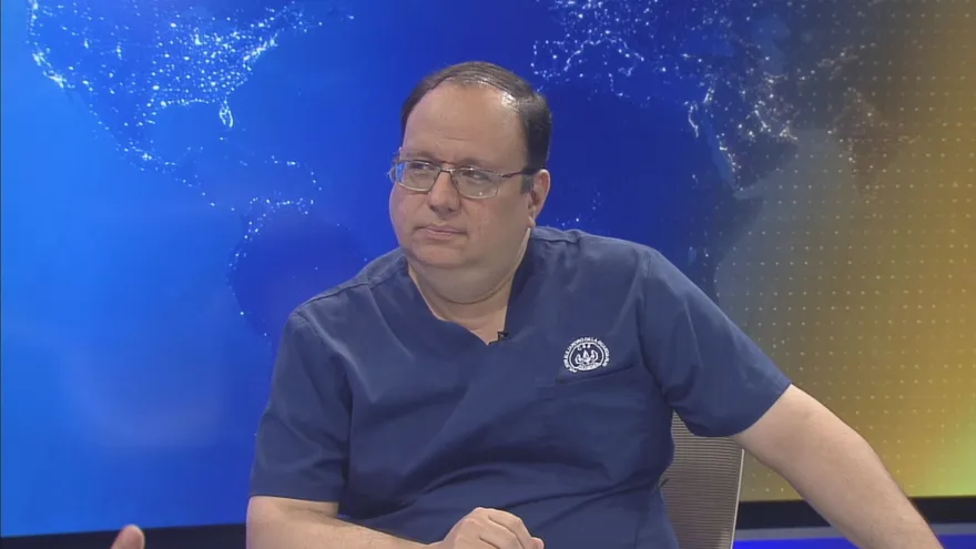 Fernando Castañeda, vocero de la Asociación de Médicos, Odontólogos y Profesionales Afines de la CSS durante su pronunciamiento.