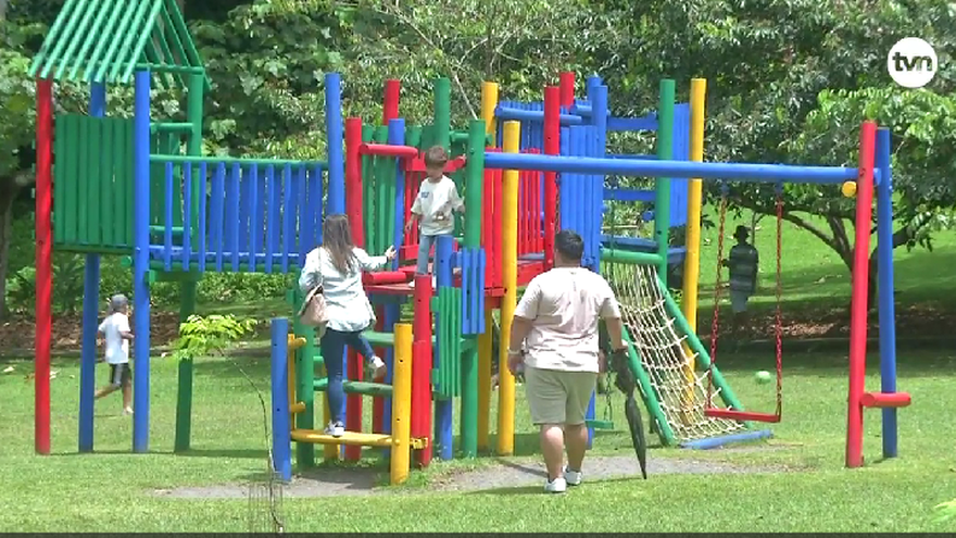 Niños juegan en el Parque Summit