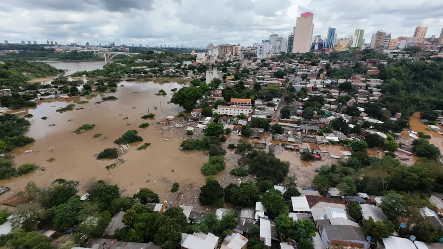 Vista aérea de casas y edificios inundados a lo largo de las riberas del río Paraná en Ciudad del Este, Paraguay
