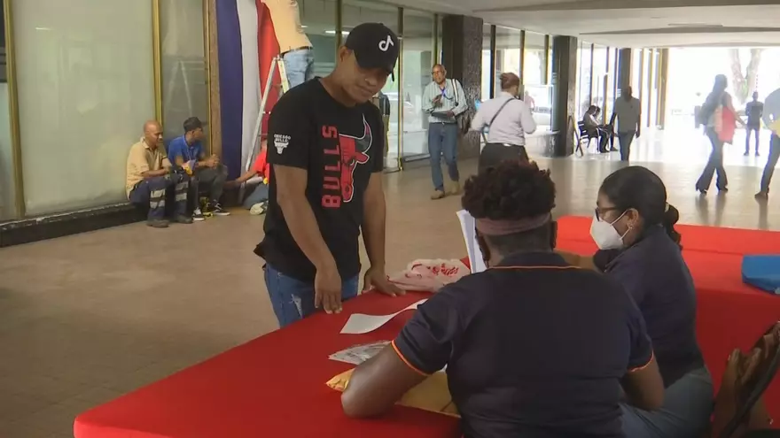 Entregan permisos de venta de comida en rutas de desfiles