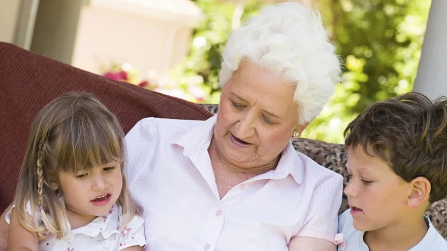¡Abuelos que no quieren cuidar nietos!  Te decimos que no es su obligación.