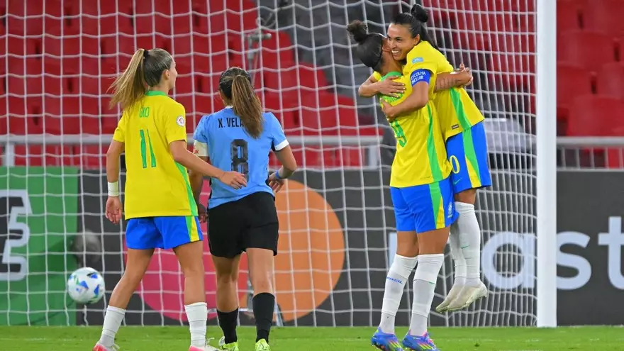 Marta celebra su gol abrazando a su compañera Amanda Gutierres