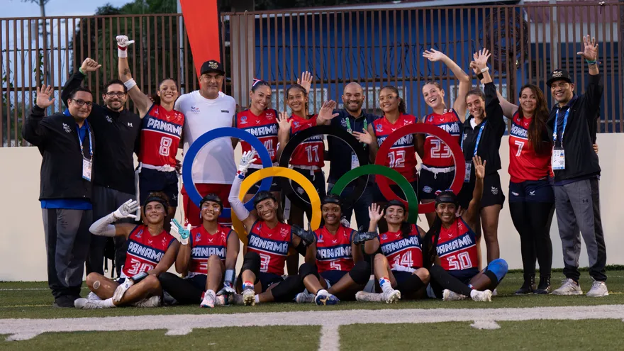 Integrantes del equipo de flag football femenino de Panamá celebran