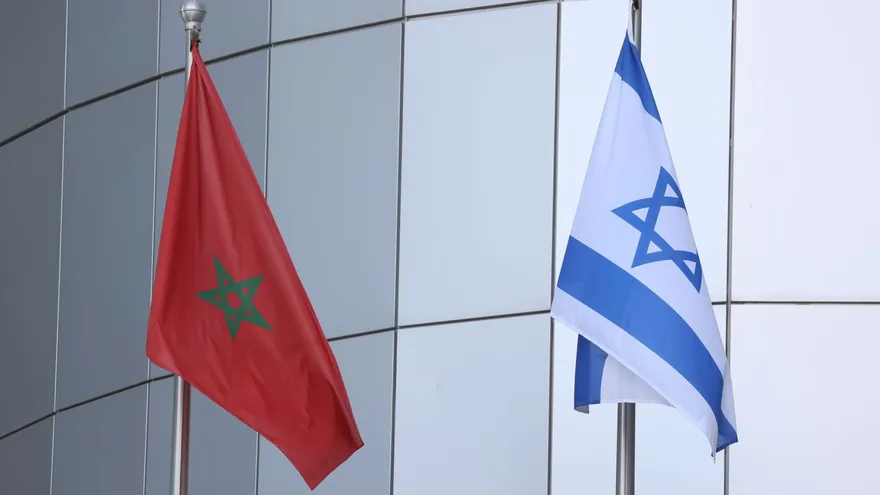 Banderas marroquíes e israelíes ondean durante una ceremonia