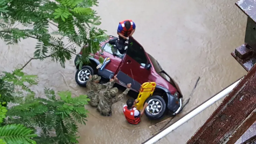 Conductor cae al vacío en Barú, provincia de Chiriquí. Fotografía/@SIMINGOB