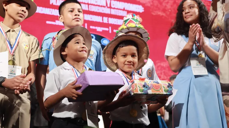 Entregan premios del Concurso Nacional de Cuentos