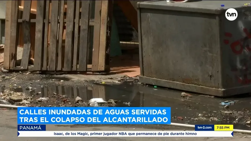 Calles inundadas de aguas servidas tras el colapso del alcantarillado