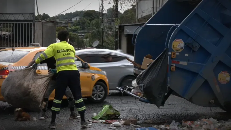 Personal recolectando basura en San Miguelito
