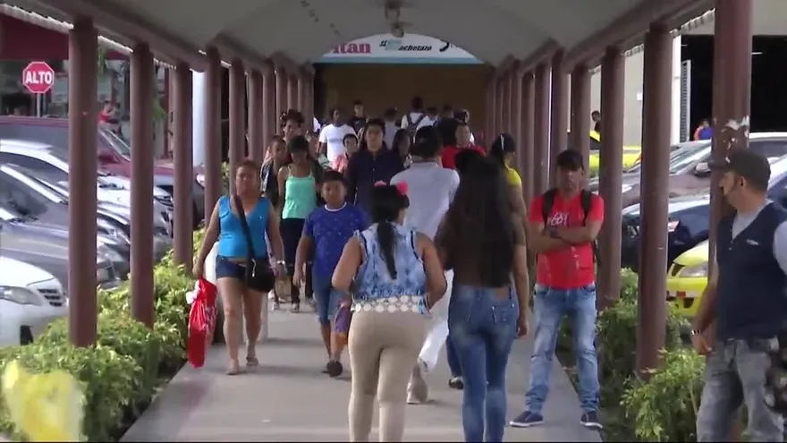 Miles salen a las calles por compras del Día del Padre