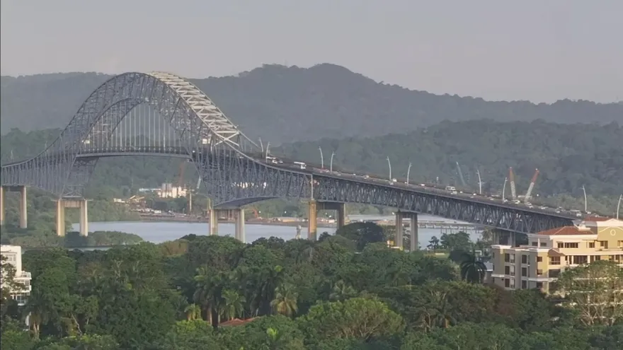 Vehículos empiezan a transitar por el Puente de las Américas