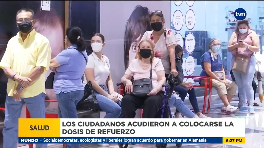 Personas acuden vacunarse con la dosis de refuerzo