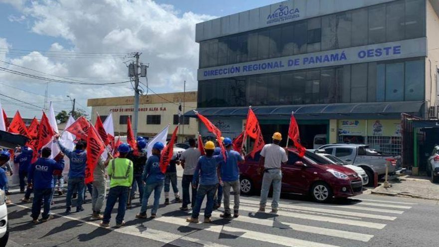 Suntracs protesta en predios del Meduca en La Chorrera por despidos injustificados. Foto/Frenadeso