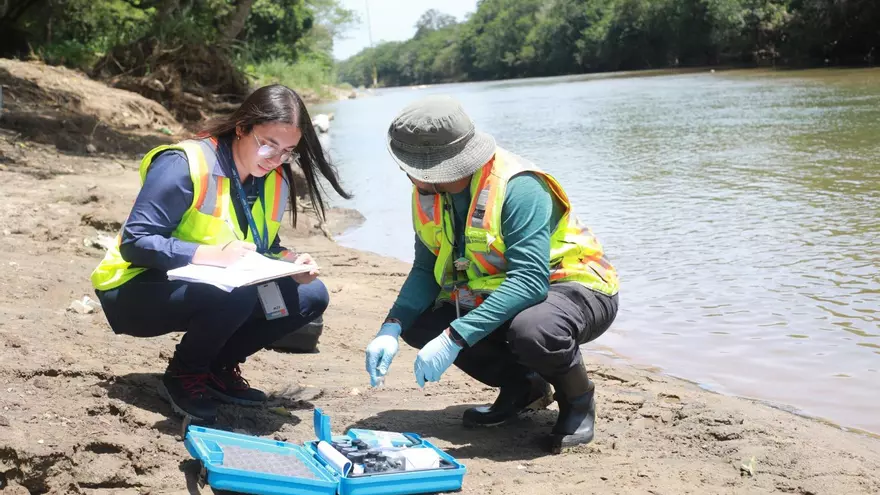 Realizan monitoreo en el río Pacora para detectar sitios que afecten la calidad del agua.