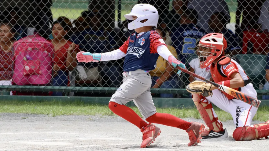 Acción del partido entre los equipos de béisbol u12 de Veraguas y Panamá Oeste