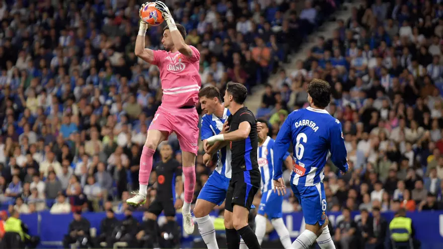 Joan García (i) en un partido entre el Espanyol y el BarcelonA