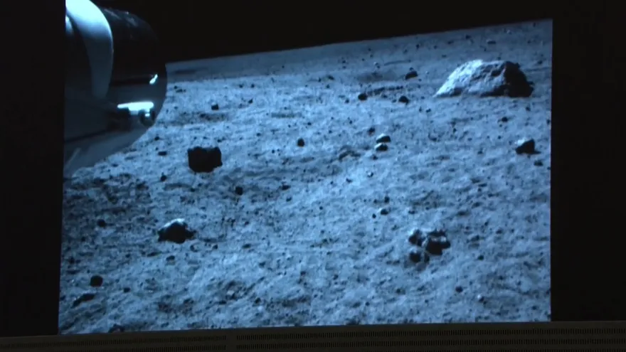 Sonda china recoge muestras tras posarse en la Luna