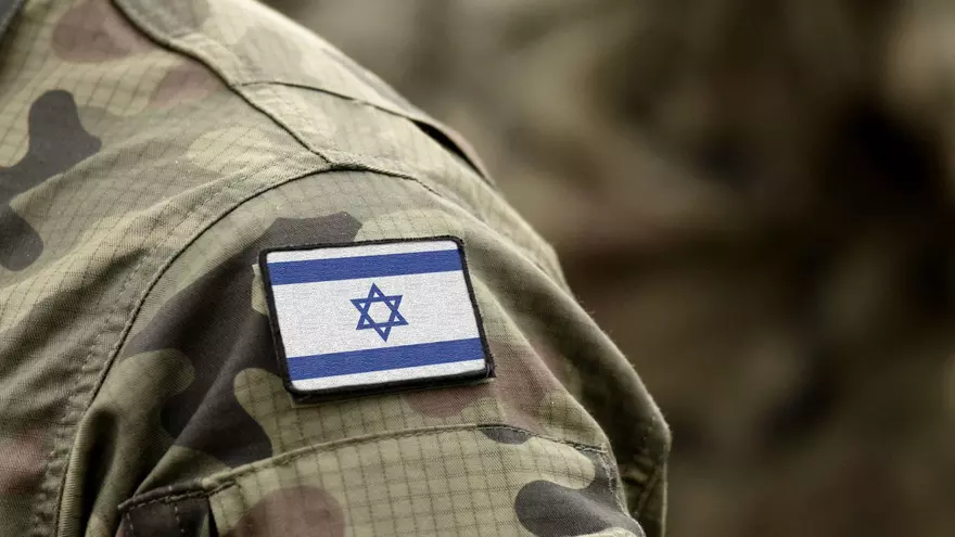 Imagen con fines ilustrativos de un uniforme militar con la bandera de Israel.