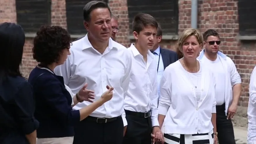 Presidente Varela recorre el antiguo campo de concentración de  Auschwitz