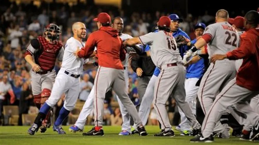 Dodgers vencen a Diamondbacks en duelo pendenciero