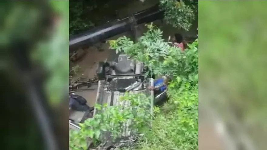 Rescatan a dos mujeres y un bebé tras accidente en Howard