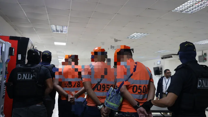 Varios detenidos por contaminación de contenedores