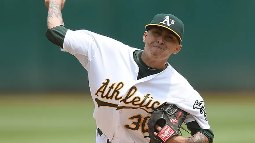 Jesse Chávez se luce en el montículo