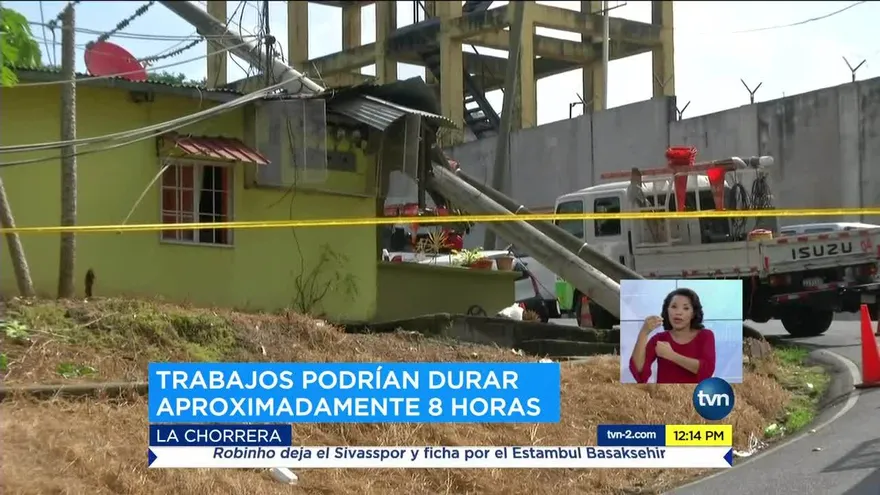 Grúa derriba varios postes de luz eléctrica en La Chorrera