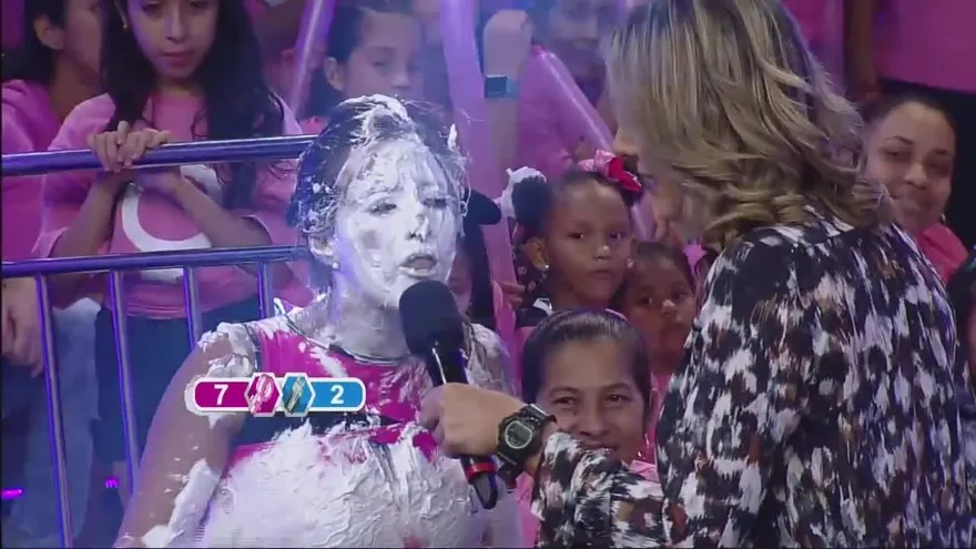 ¡Neka terminó hecha un desastre en el juego de manotazos de hoy!