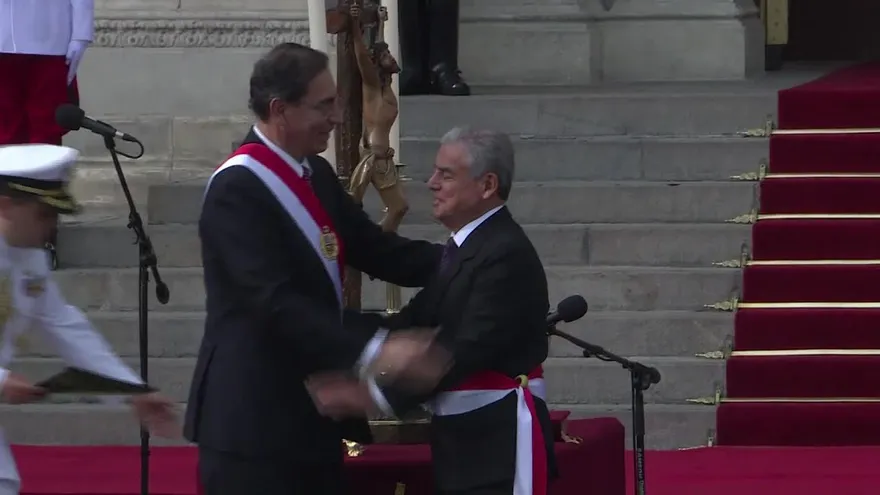 Vizcarra presenta nuevo gobierno en Perú
