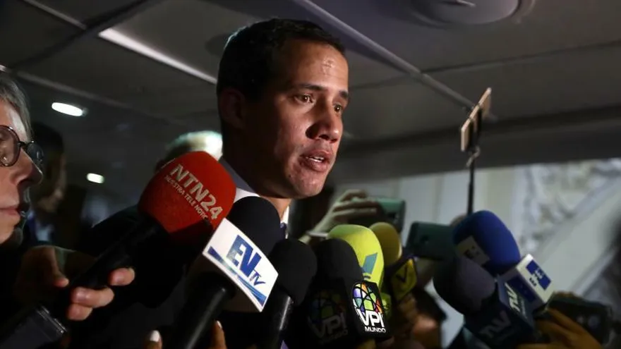 El presidente de la Asamblea Nacional de Venezuela, Juan Guaidó (c).