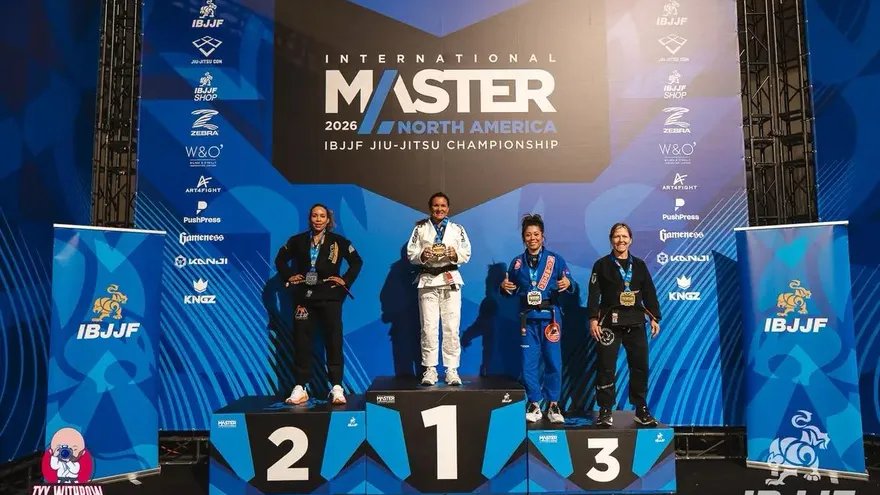 Jennisín Rosanía (c) en el podio de la división Master 4, Open Class, del Master International Jiu-Jitsu Championship 2026
