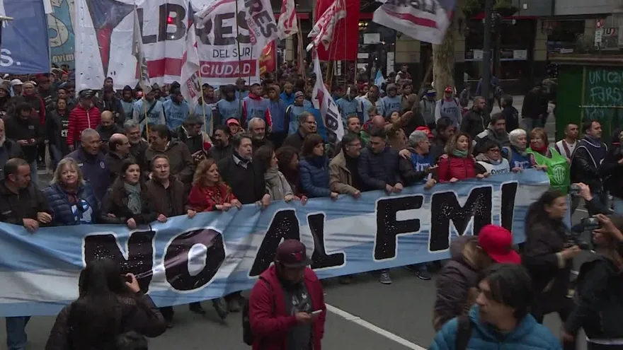 Miles de manifestantes marchan contra el FMI en Argentina