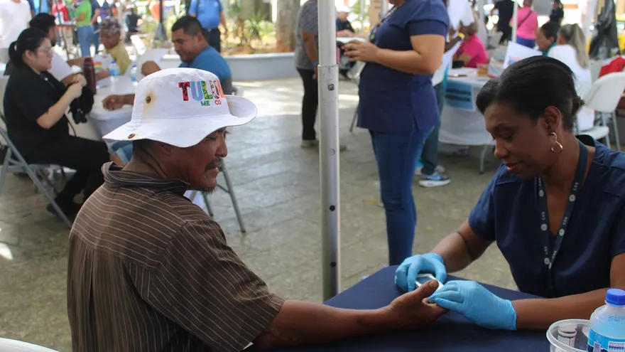 Personas acuden a la feria de salud en Santa Ana