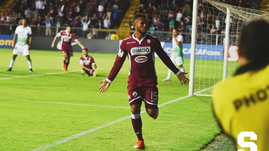 El Saprissa golea al Dragón con doblete del "Toro" Blackburn