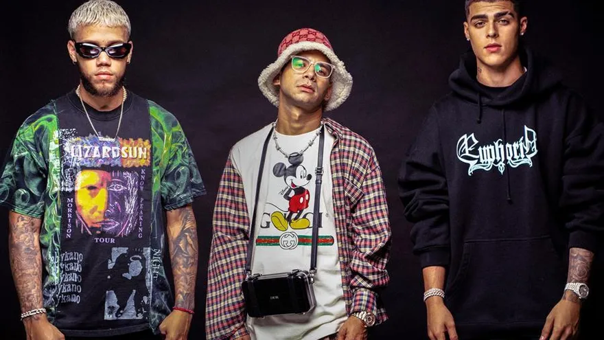 Fotografía cedida este miércoles por Jeimax Osorio en la que se registró a los artistas urbanos Jhay Cortez (i) y Lunay (d), junto al productor musical Haze (c).