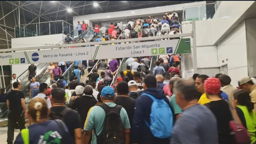 Estaciones del metro llenas de públicos.