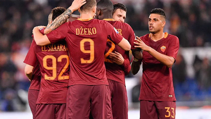 Jugadores de Roma celebran durante el partido ante el Sassuolo