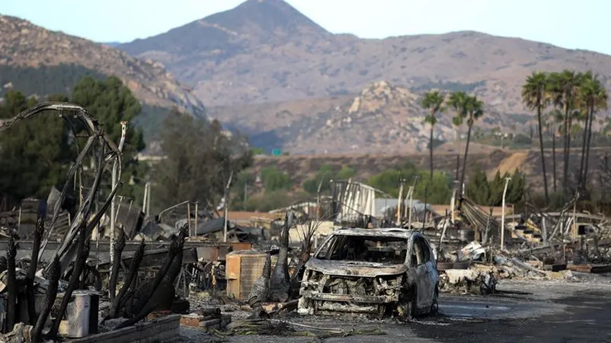 Incendios en EEUU dejan un muerto, 500 casas destruidas y miles de evacuados