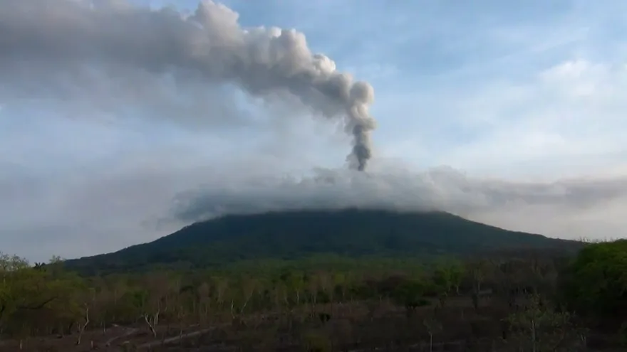 Miles de personas evacuadas tras erupción de volcán en Indonesia