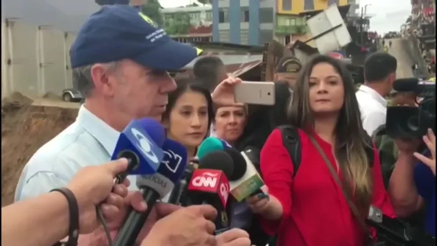 Santos confirma que van 112 personas muertas por avalancha